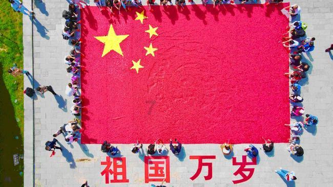 江苏街头：两个女子争一夫，最终原配将小三过肩摔，你怎么看待这件事情？游戏画面